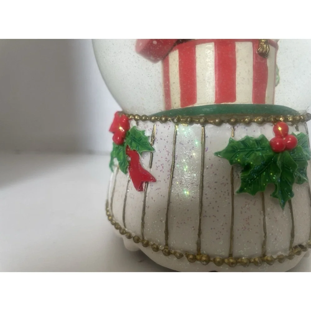 Rare! SAN FRANCISCO MUSIC BOX CO.  Kitten Hat Snow Globe 